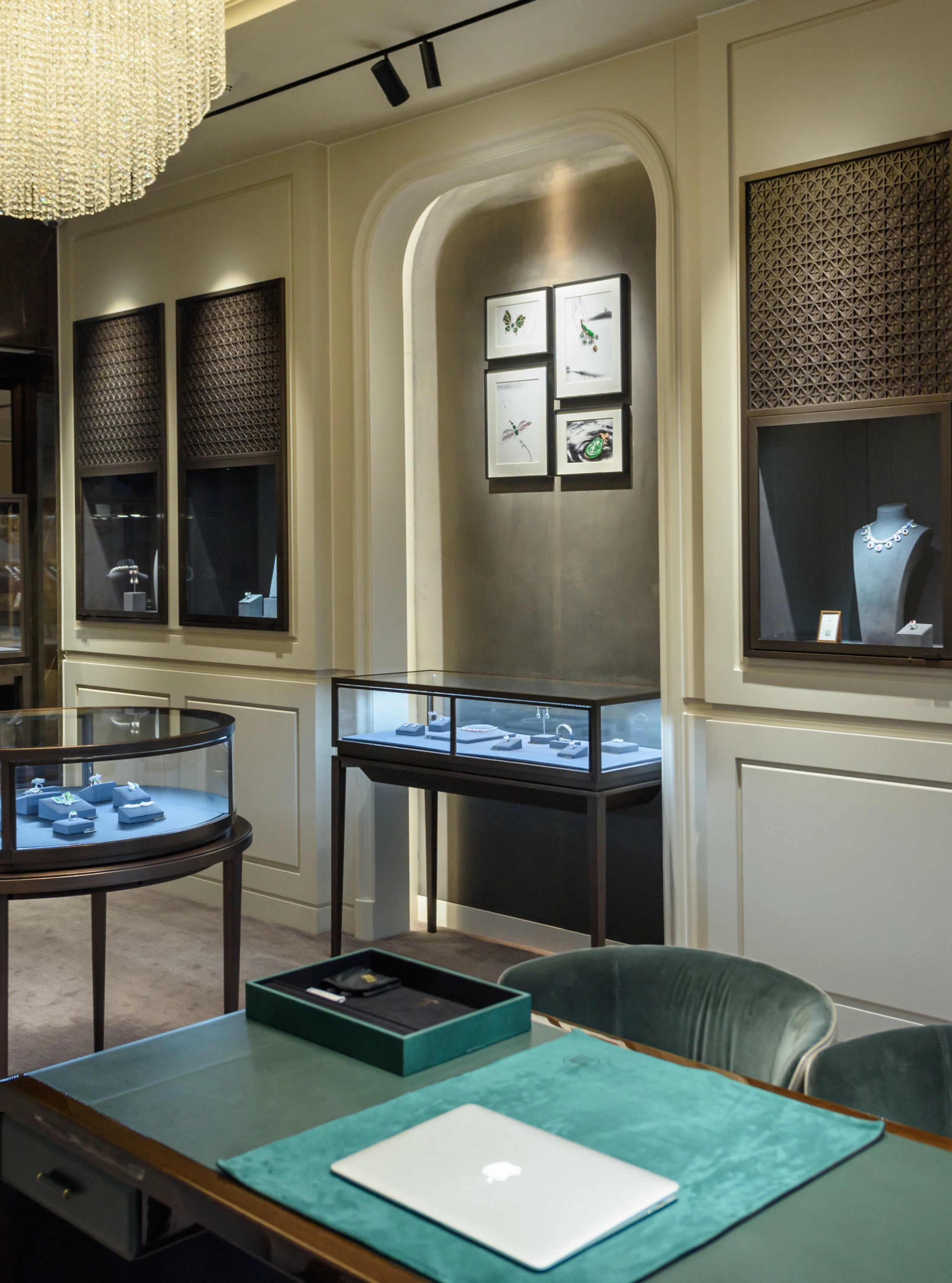 The Four Seasons<br>Hotel boutique debuted
